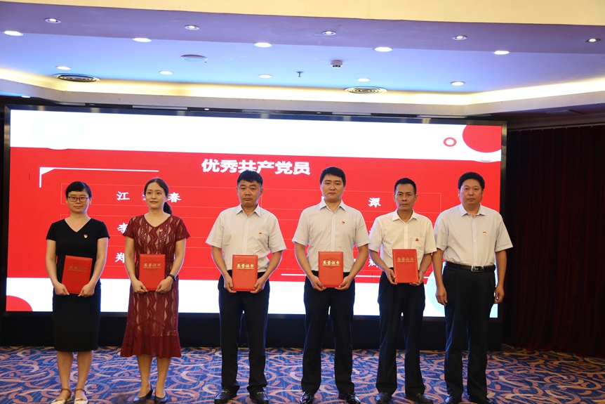 赖书记颁奖 赖书记颁奖